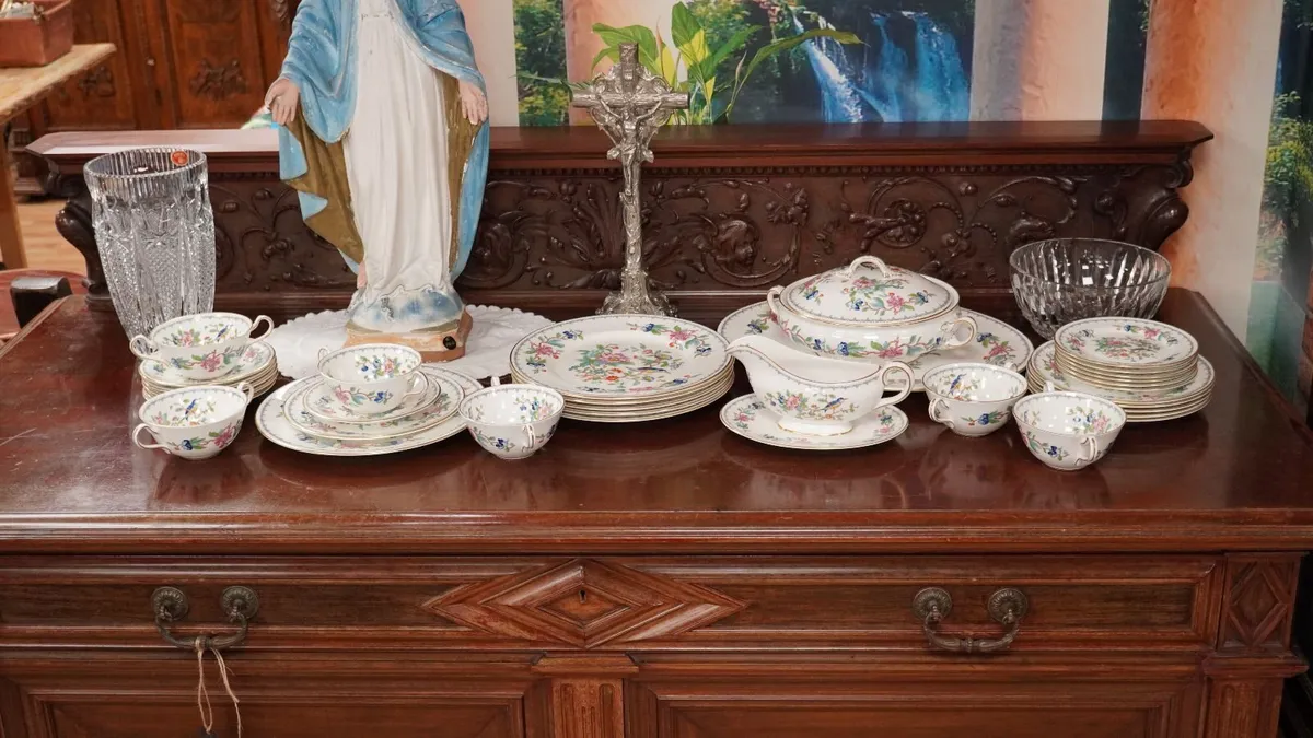 Aynsley 34-Piece Fine Bone China Dinner Set for 6 - Image 1