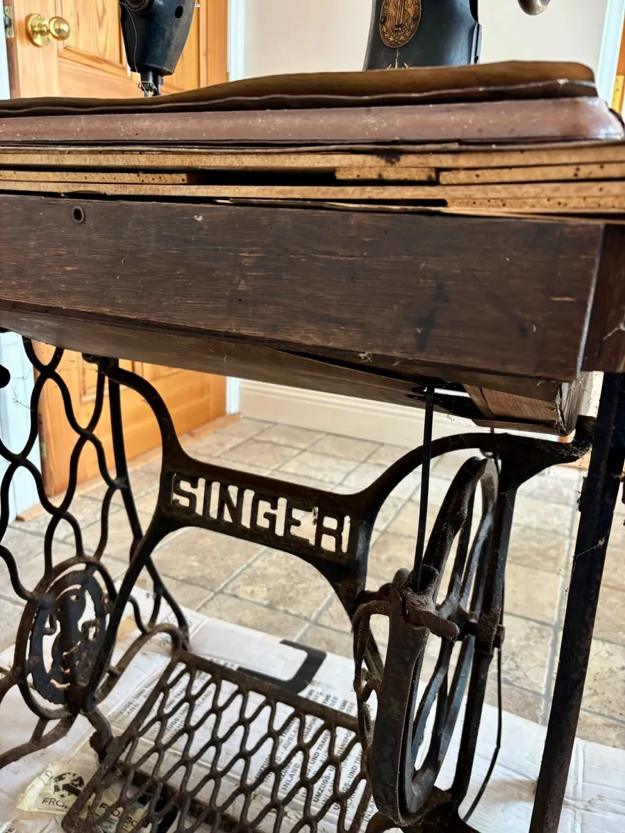 Antique sewing machine - Image 2