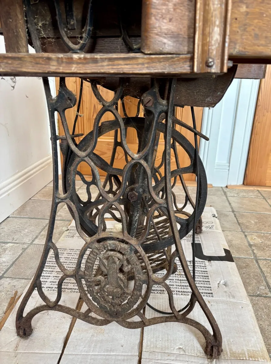 Antique sewing machine - Image 3
