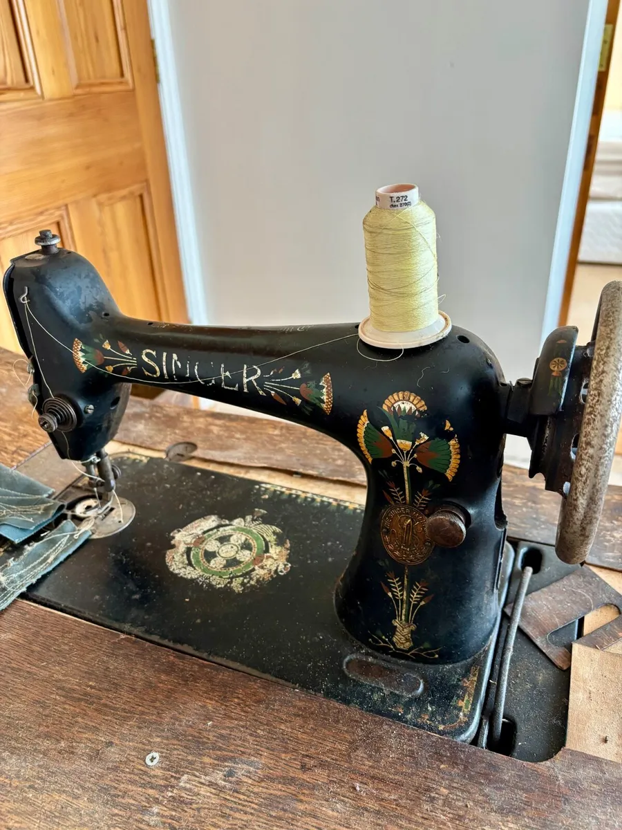 Antique sewing machine - Image 4