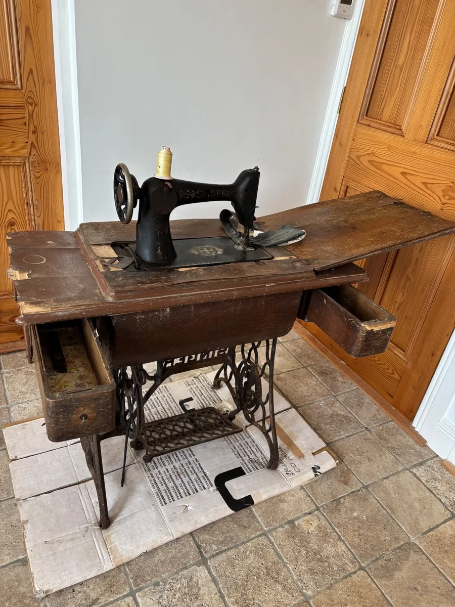 Antique sewing machine - Image 1
