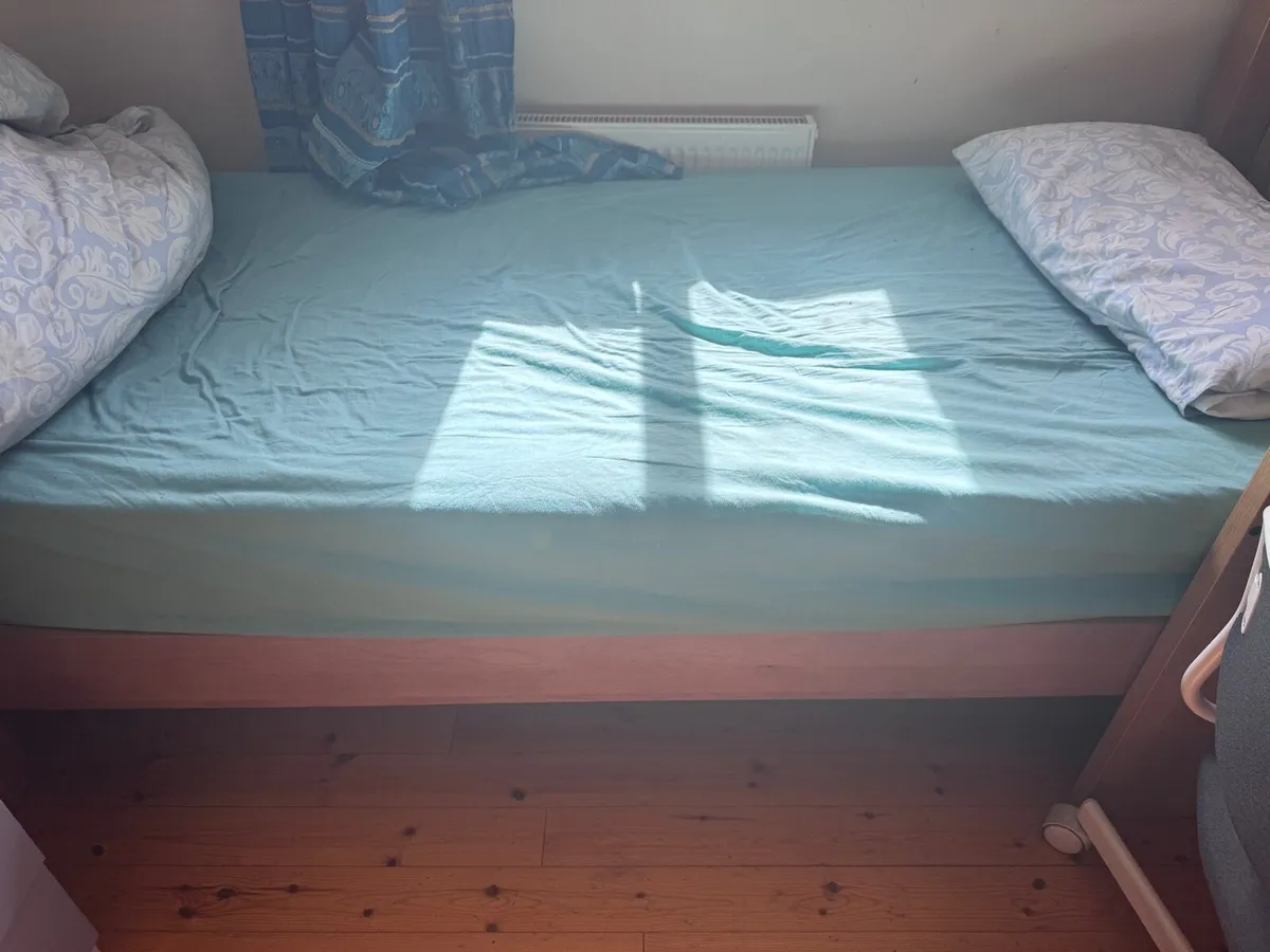 Single bed with mattress - Image 1