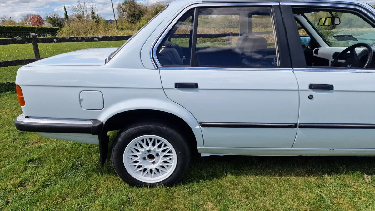 BMW 3-Series 1984 318i - Image 4
