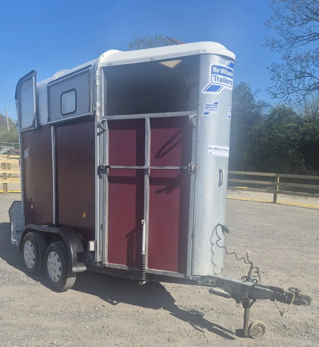 Ifor Williams 401 horsebox - Image 1