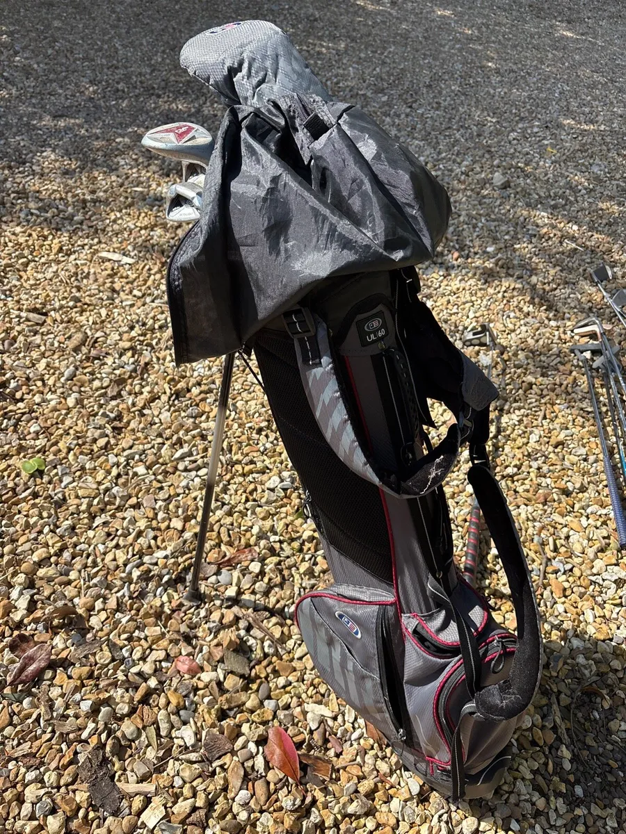 Kids golf clubs wit bag - Image 2