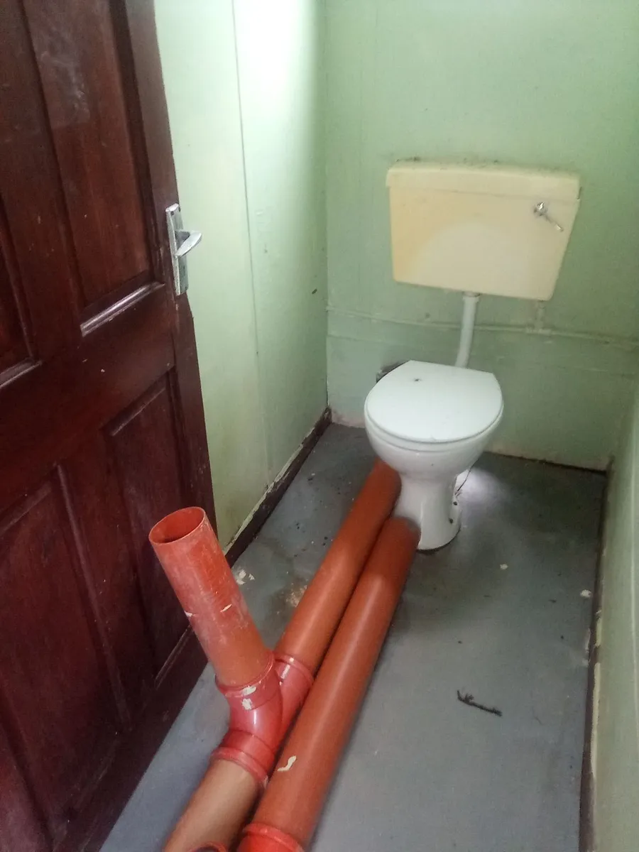 Toilet container unit 10ft by 20ft - Image 1