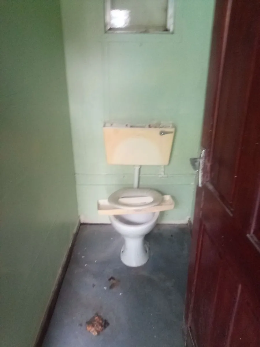 Toilet container unit 10ft by 20ft - Image 2