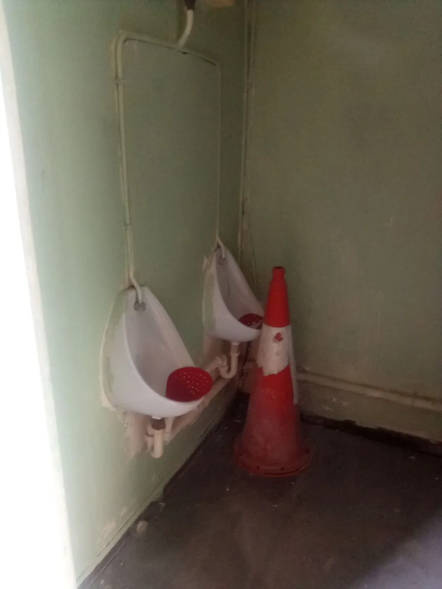 Toilet container unit 10ft by 20ft - Image 3