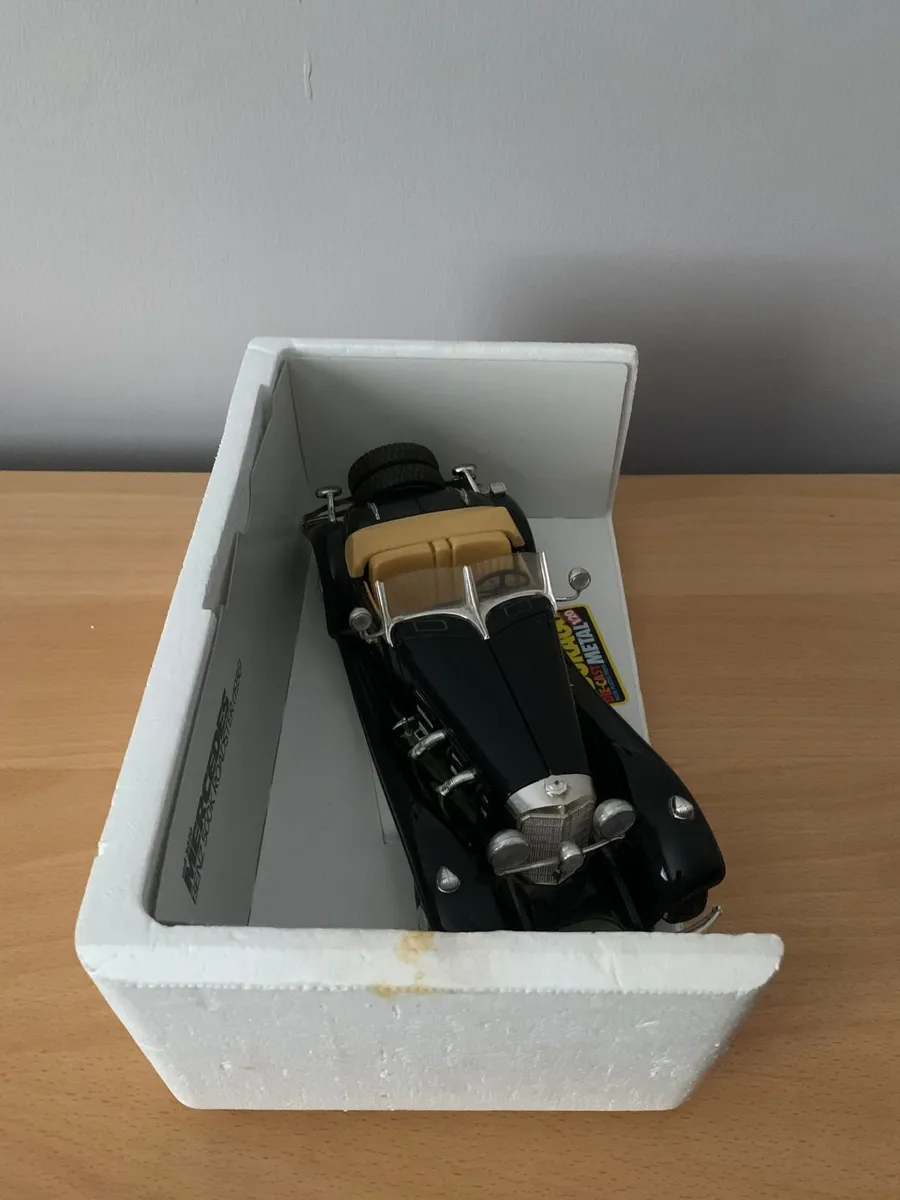 1936 Mercedes Benz Roadster 1/18 Burago Model Car - Image 3