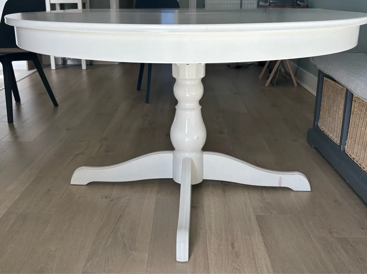 Stylish Extendable Round Dining Table - Image 3
