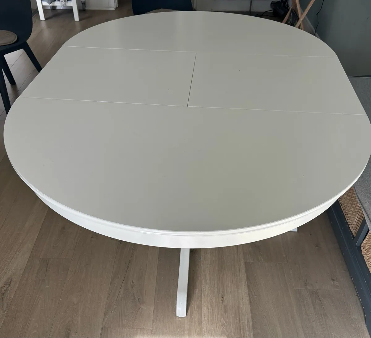 Stylish Extendable Round Dining Table - Image 4