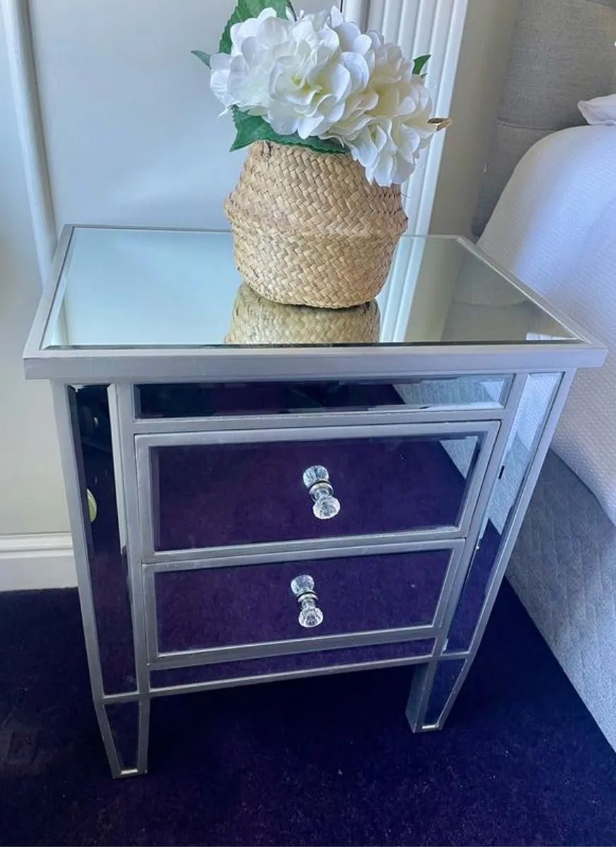 bedside lockers x 2 - Image 1