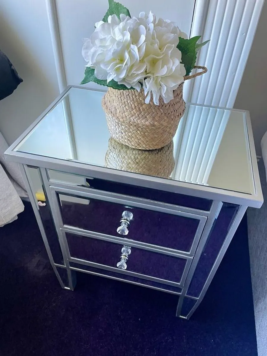 bedside lockers x 2 - Image 2