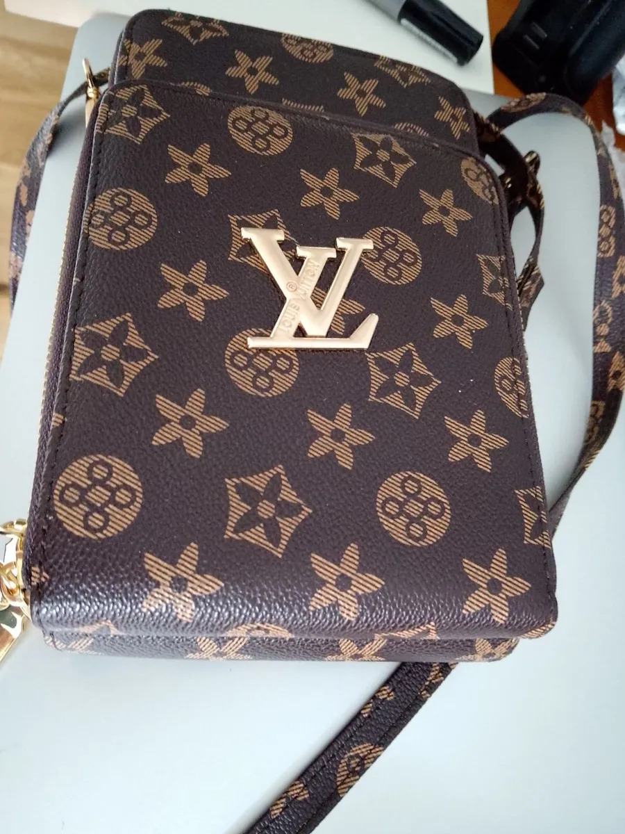 VARIOUS LADIES BAGS ETC - Image 1