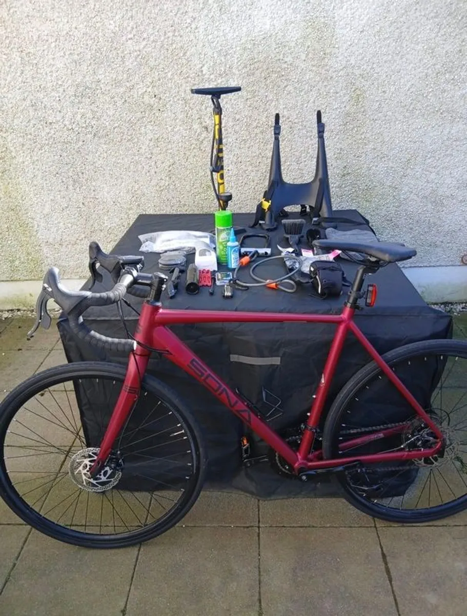 Sona Road Bike with full accessory kit - Image 2