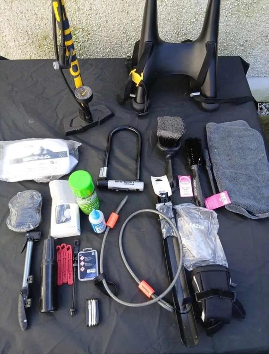 Sona Road Bike with full accessory kit - Image 3