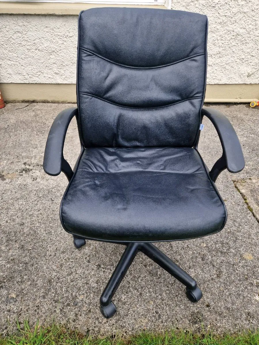 Office chair and desk - Image 1