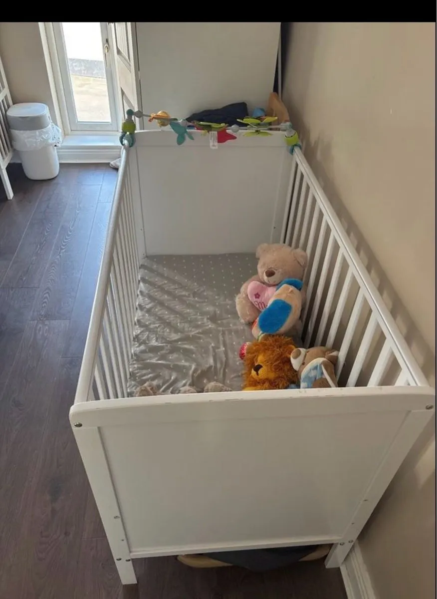 Baby elegance cot - Image 1