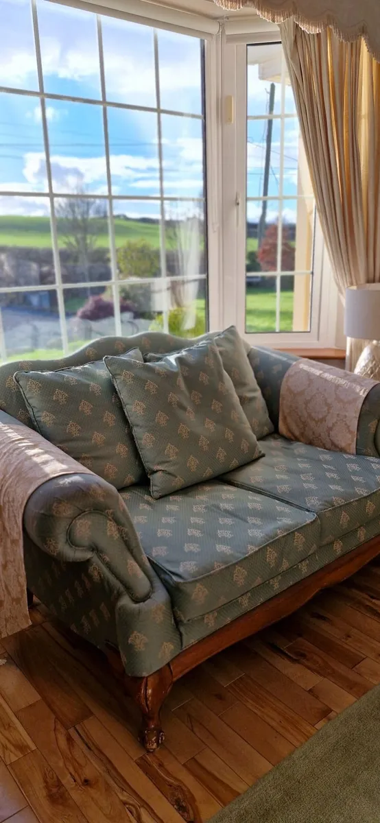 3 Piece couch set and matching coffee table - Image 1