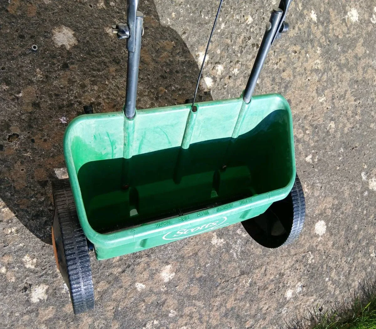 Lawn spreader - Image 3