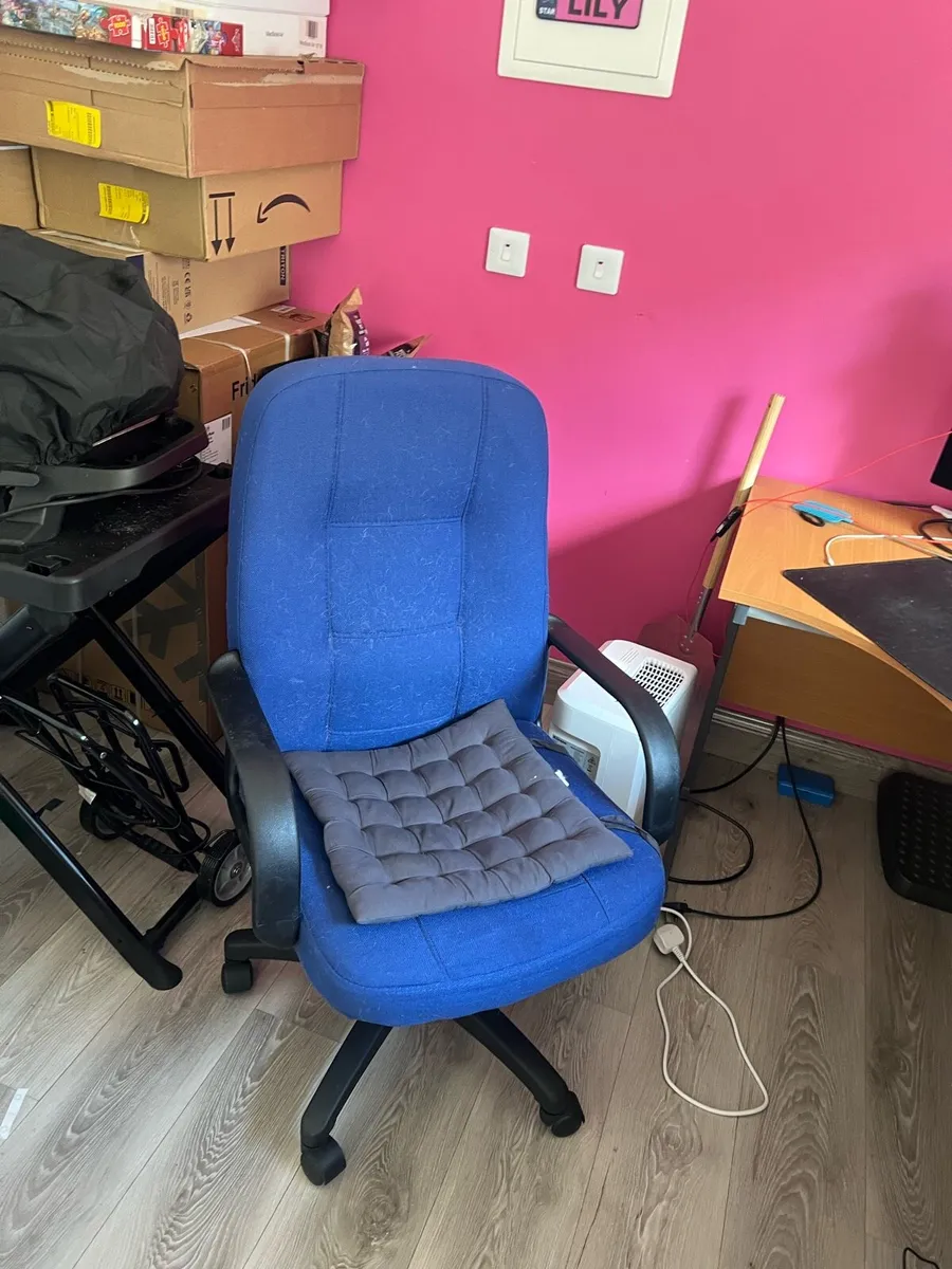 Large Corner Desk + Office Chair – Great Condition - Image 4