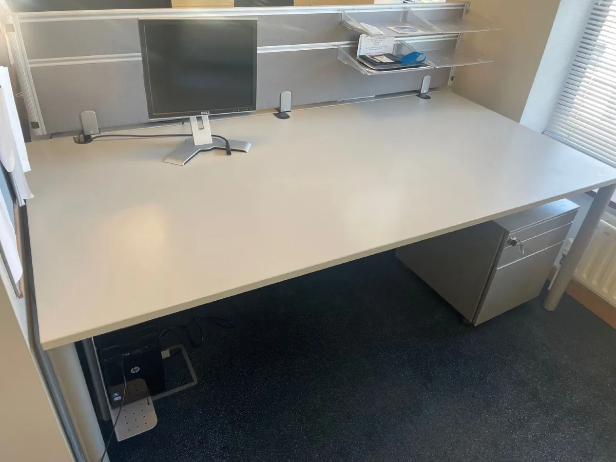 Office furniture - Image 1