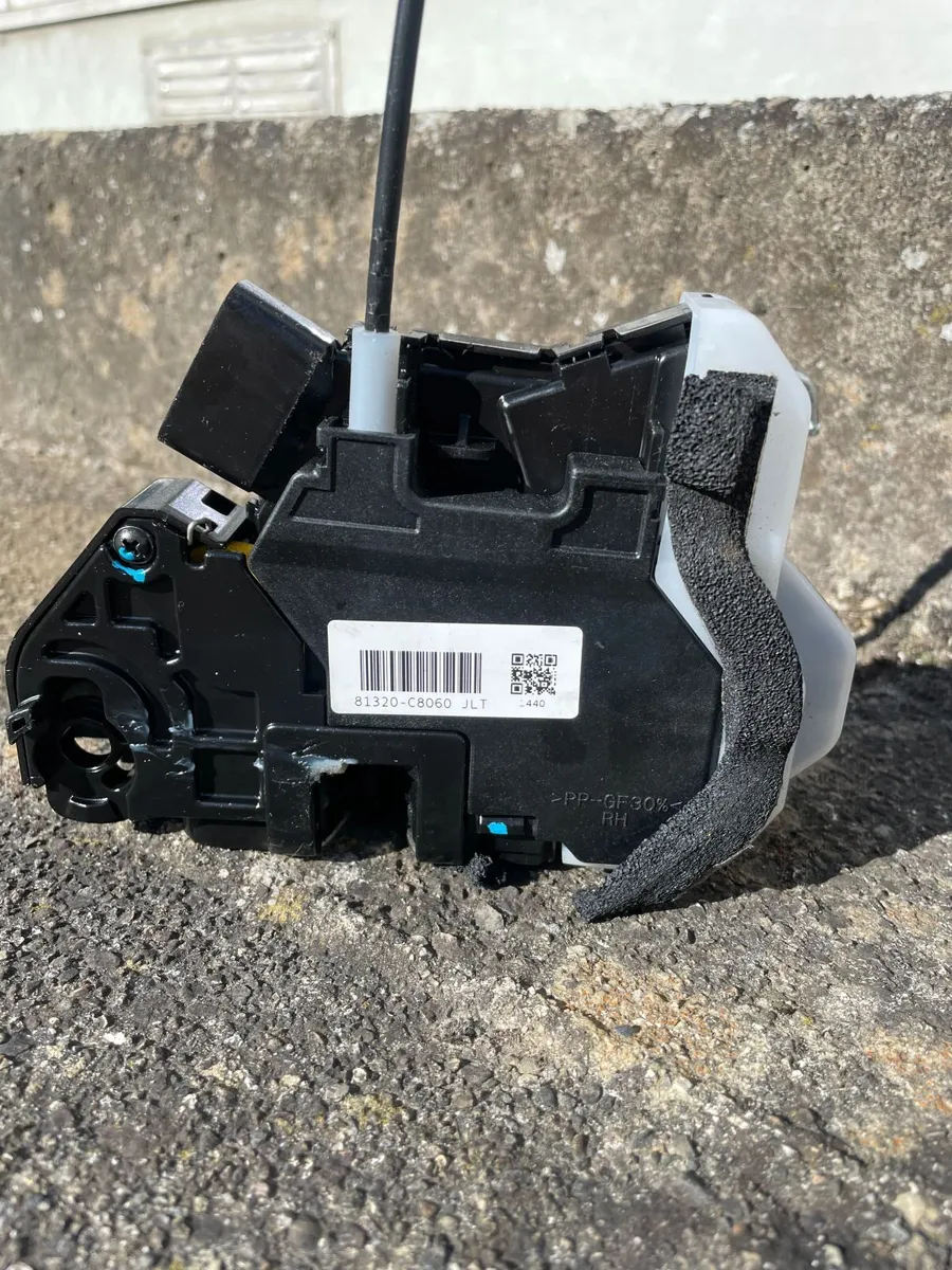 Hyundai i20 Right side front door lock 81320-C8060 - Image 2