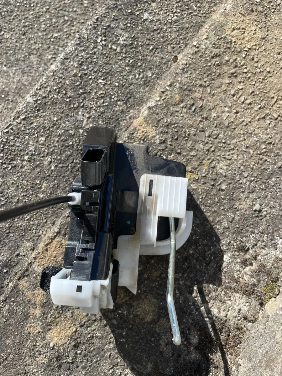 Hyundai i20 Right side front door lock 81320-C8060 - Image 3