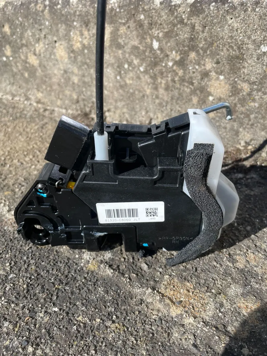 Hyundai i20 Right side front door lock 81320-C8060 - Image 1