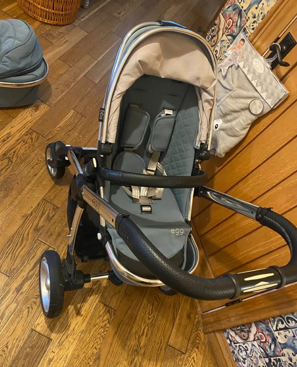 Egg Carrycot  and stroller with accessories - Image 4