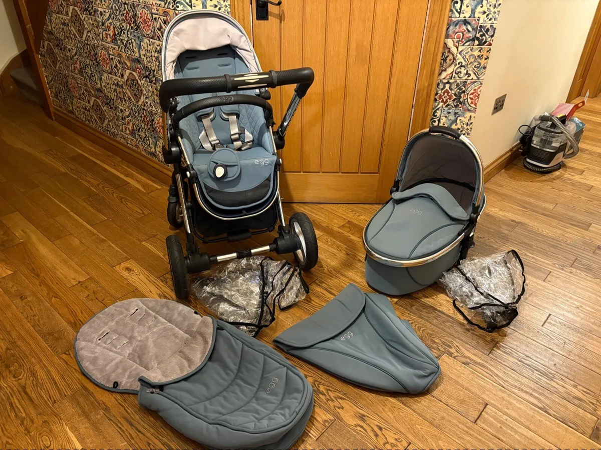 Egg Carrycot  and stroller with accessories - Image 1