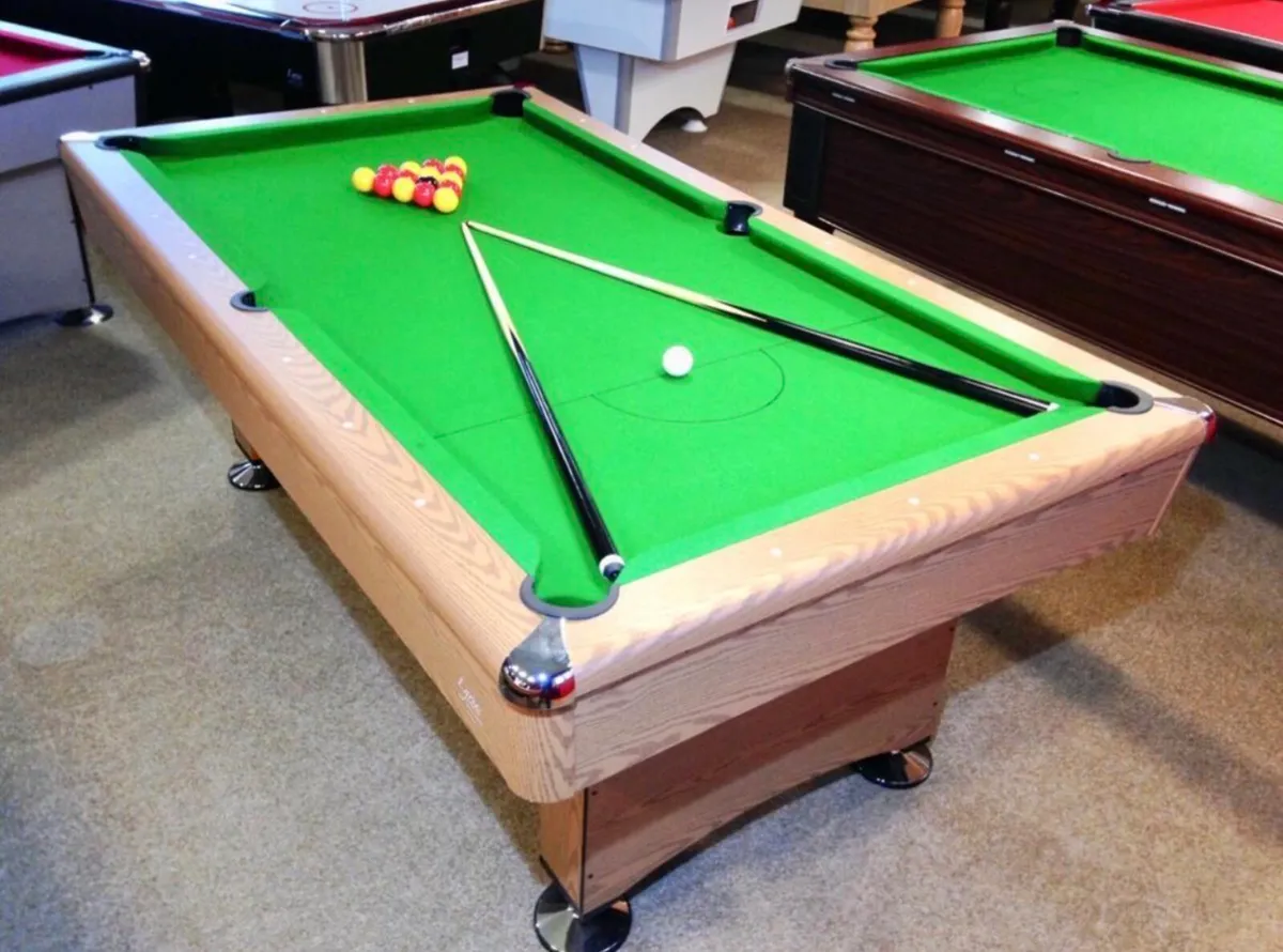Pool table - Image 1