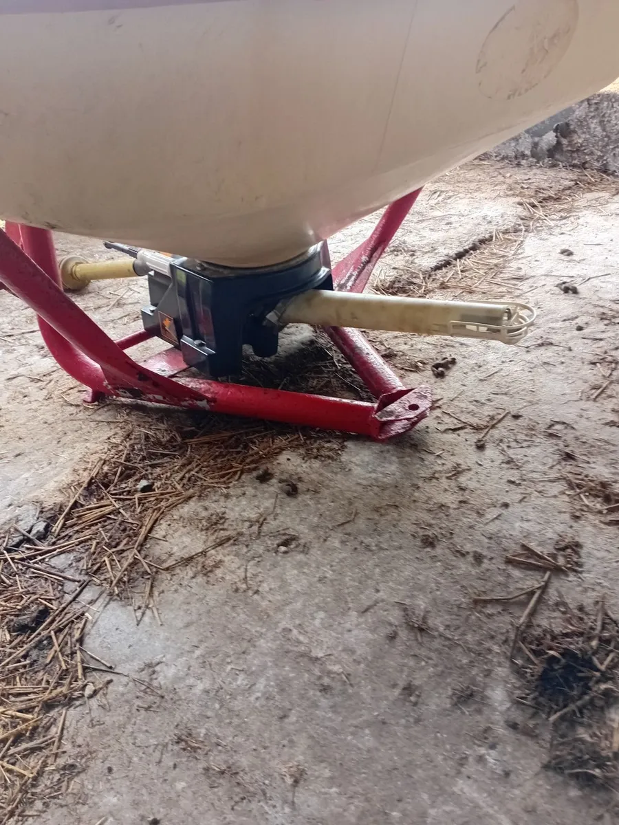 Fertilizer Spreader - Image 4