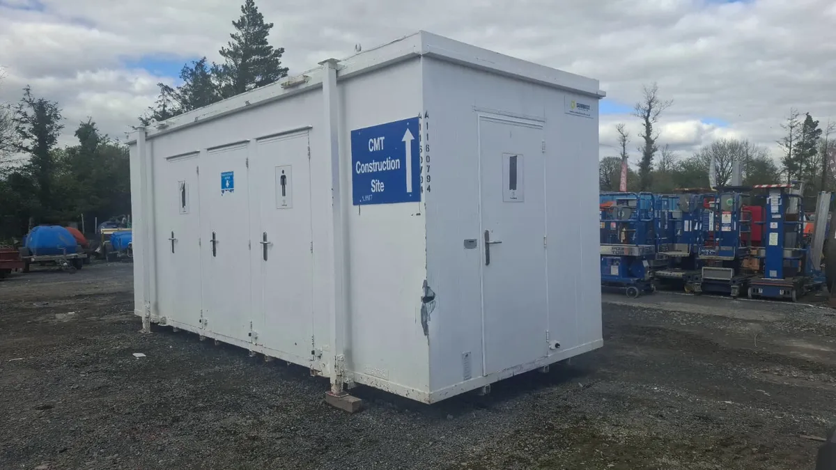 5 Bay Toilet Unit - Image 3