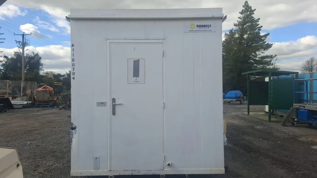 5 Bay Toilet Unit - Image 4