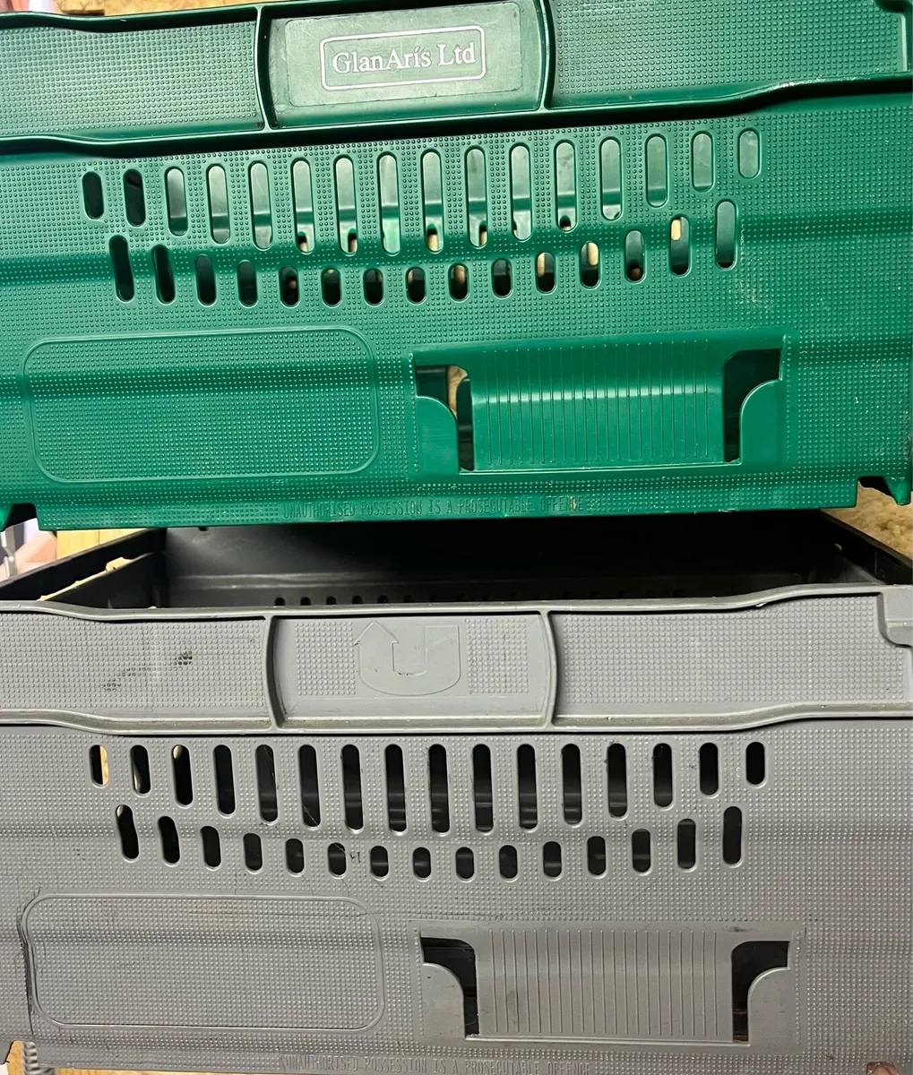 Hard plastic medium size boxes - Image 3