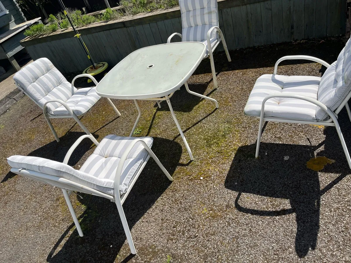 Outdoor table and 4 chairs - Image 1