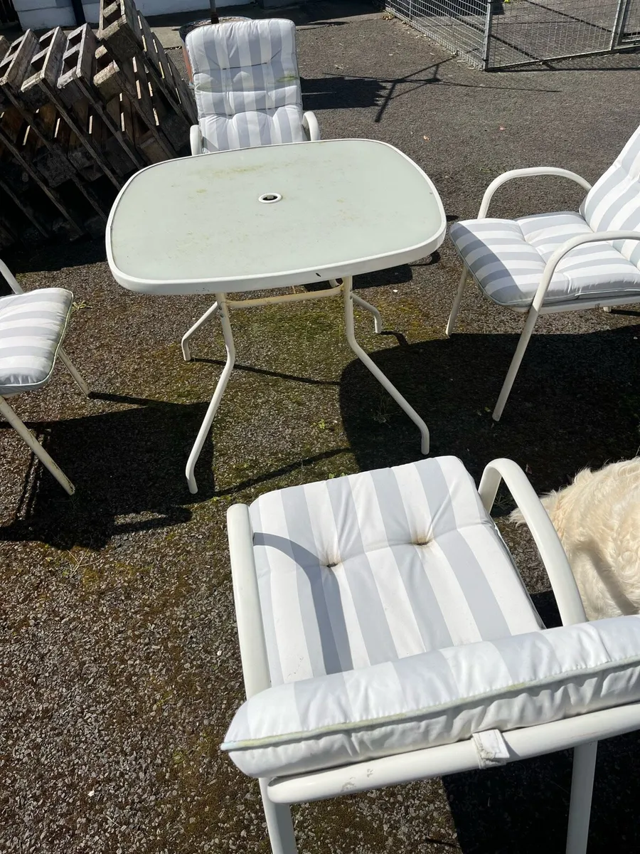 Outdoor table and 4 chairs - Image 2