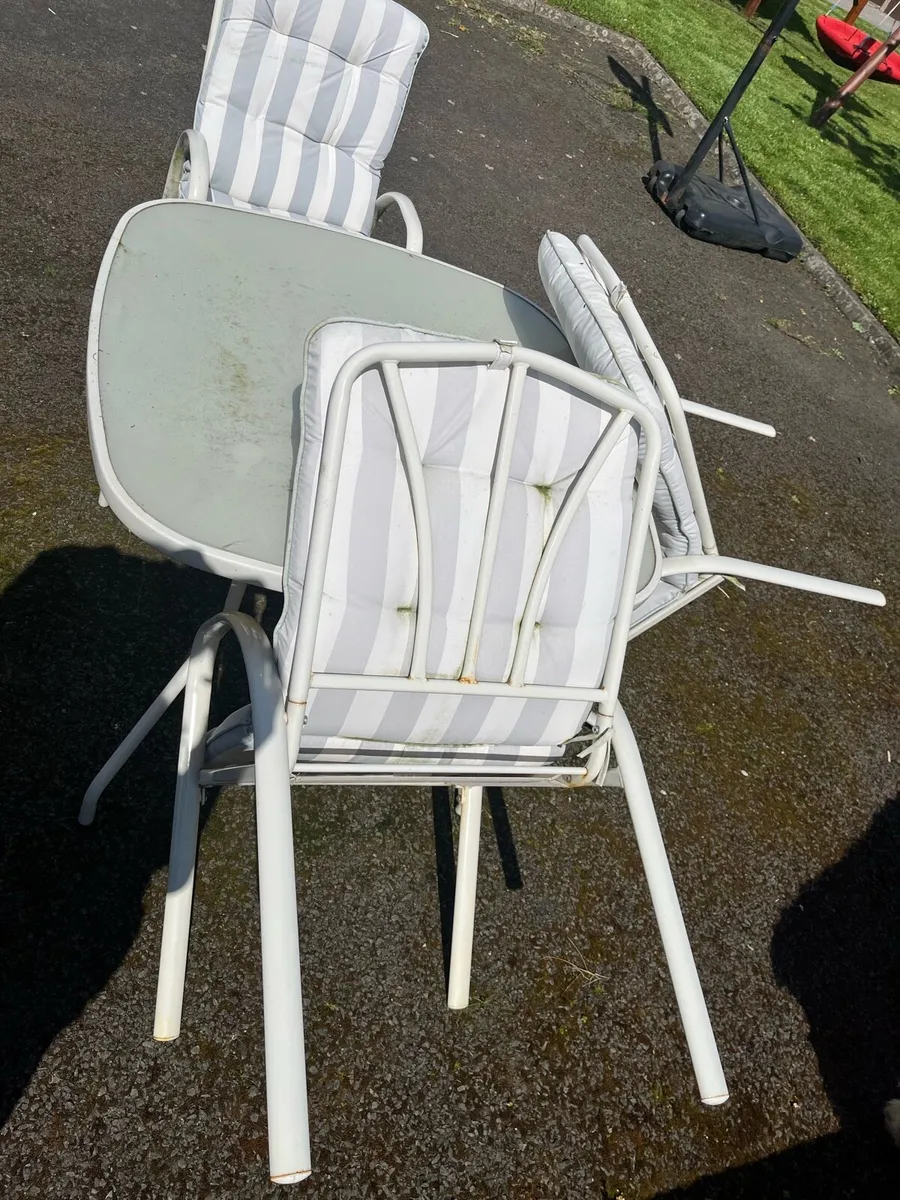Outdoor table and 4 chairs - Image 3