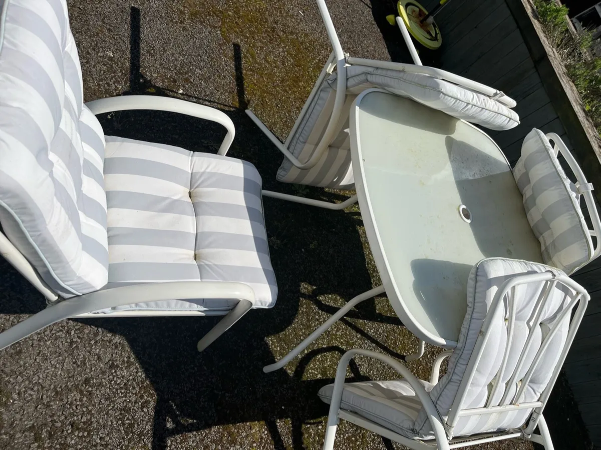 Outdoor table and 4 chairs - Image 4