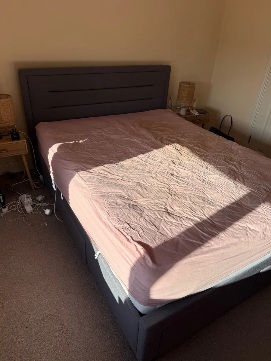 King size bed - Image 3