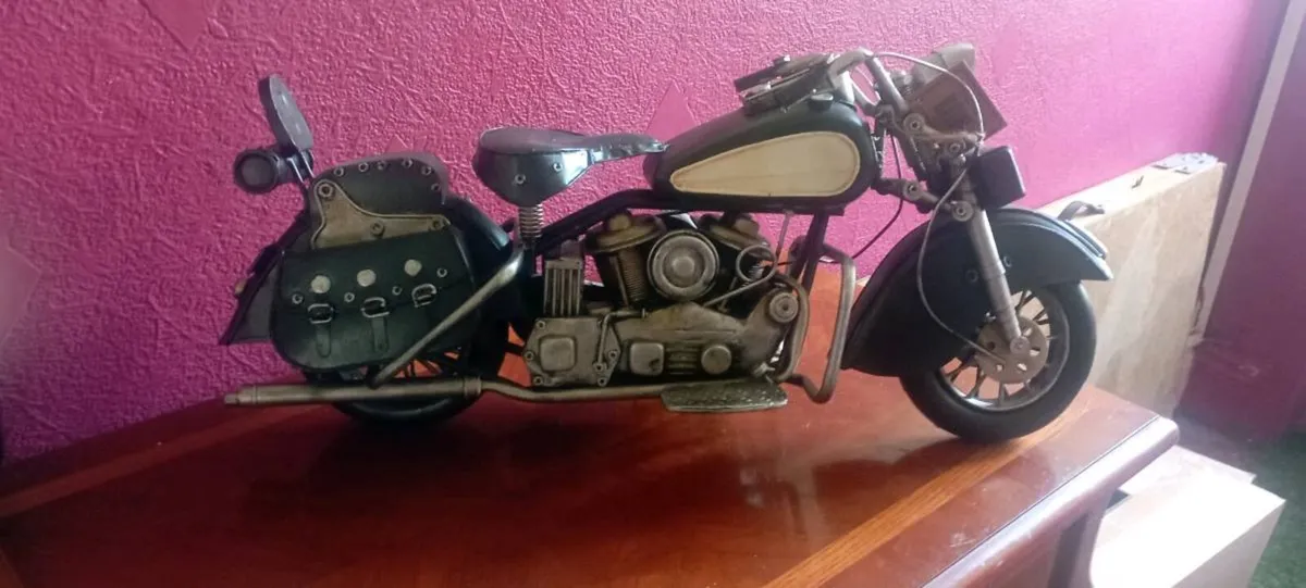 VINTAGE STEEL MOTORCYCLE OVER 21 INCH IN LENGTH . - Image 3