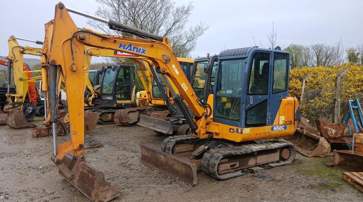 2004 Hanix 5 Tonne Digger - Image 1