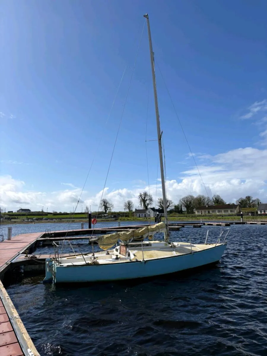J24 sailing boat - Image 2