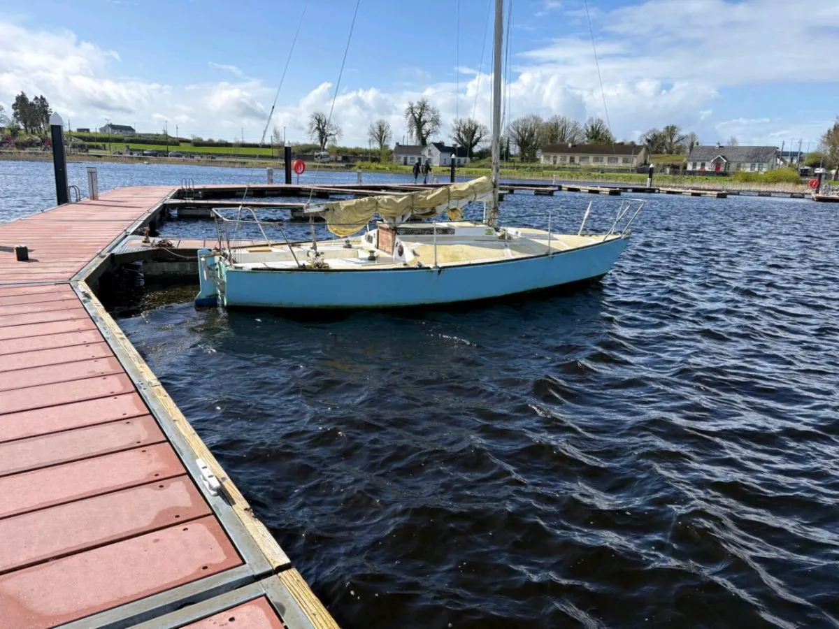 J24 sailing boat - Image 3