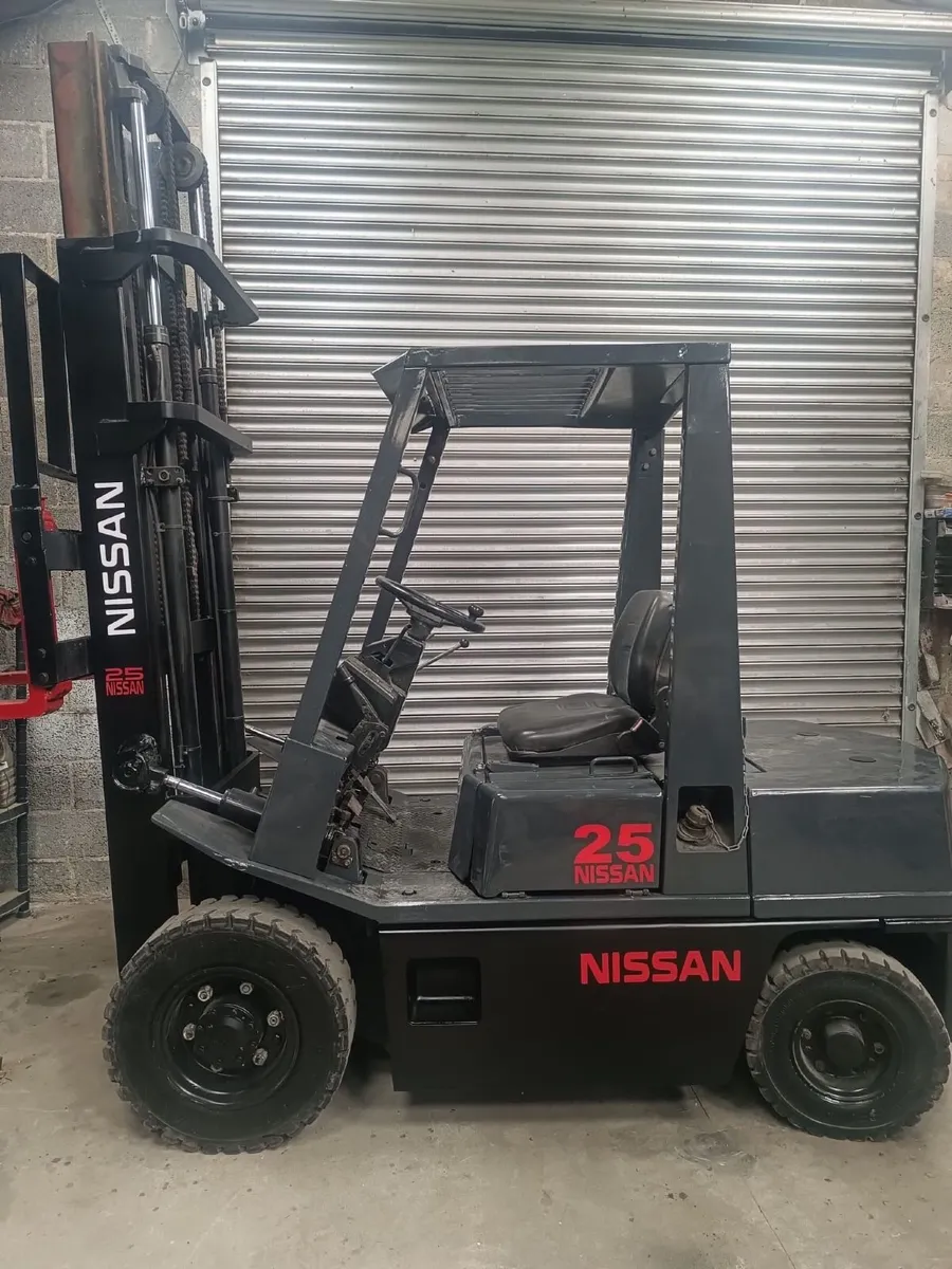 Nissan forklift - Image 3