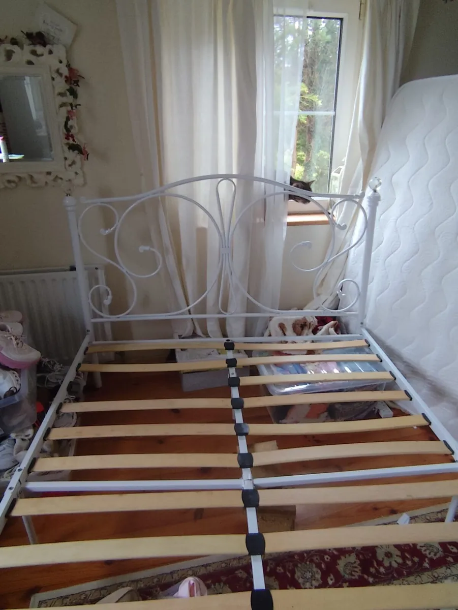 Beautiful double bed glass knobs on 4 corners - Image 3