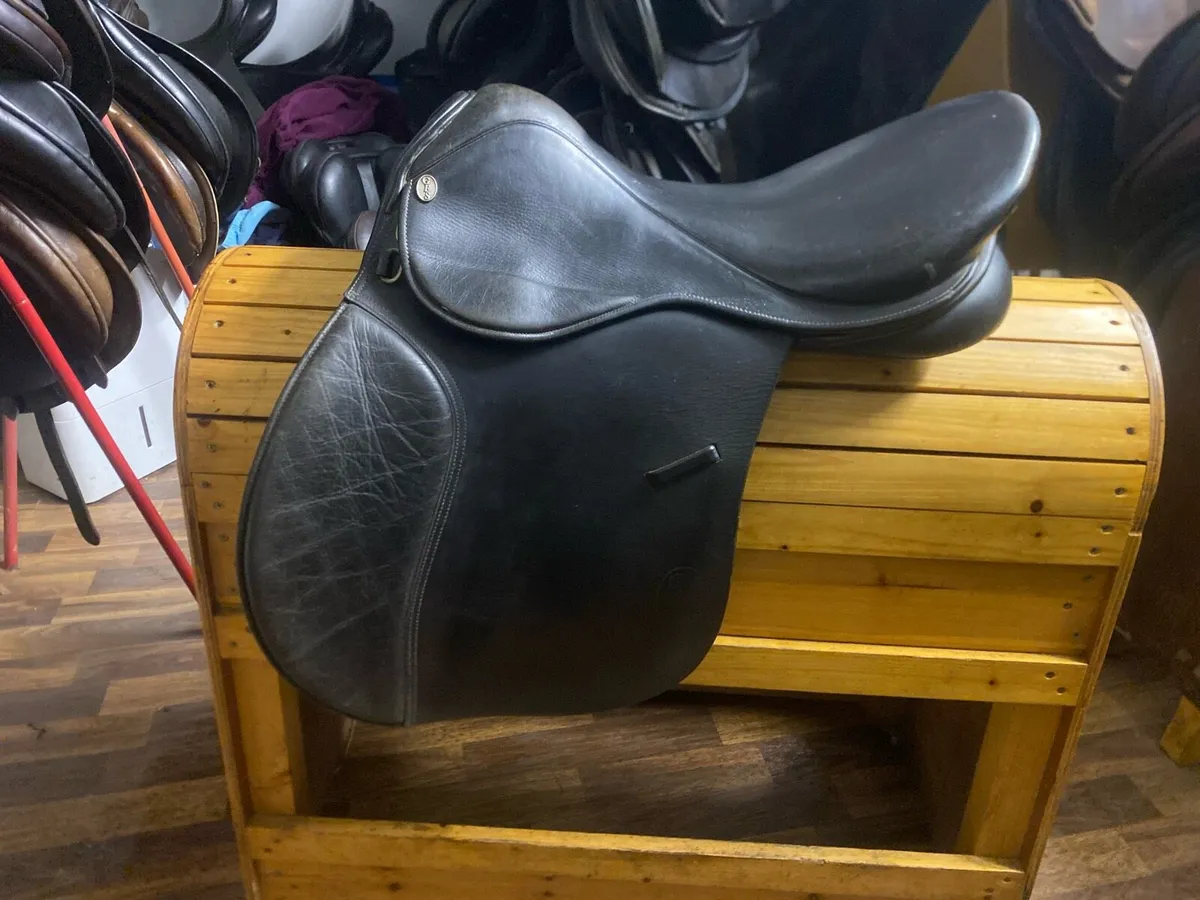 18” GFS black Leather saddle - Image 1