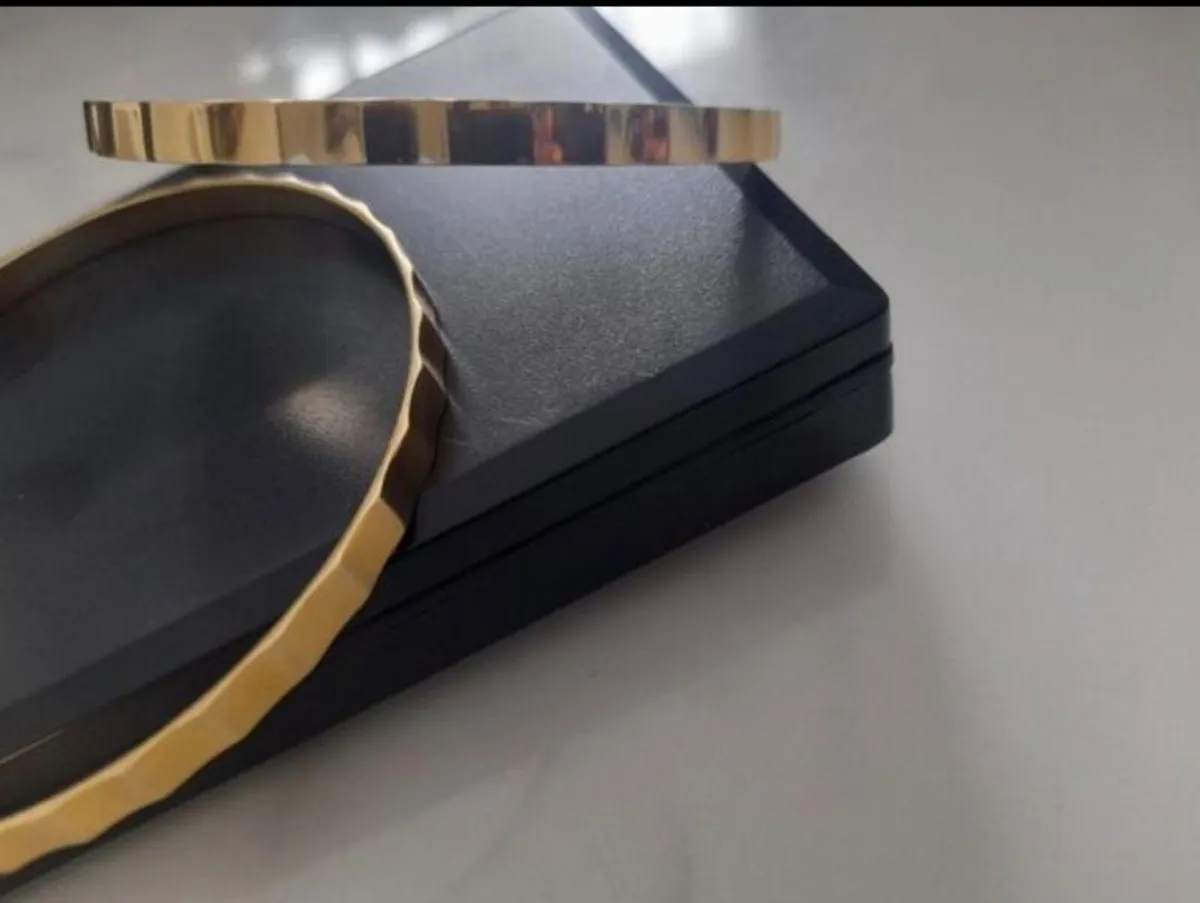 18 ct pair of bangles - Image 2