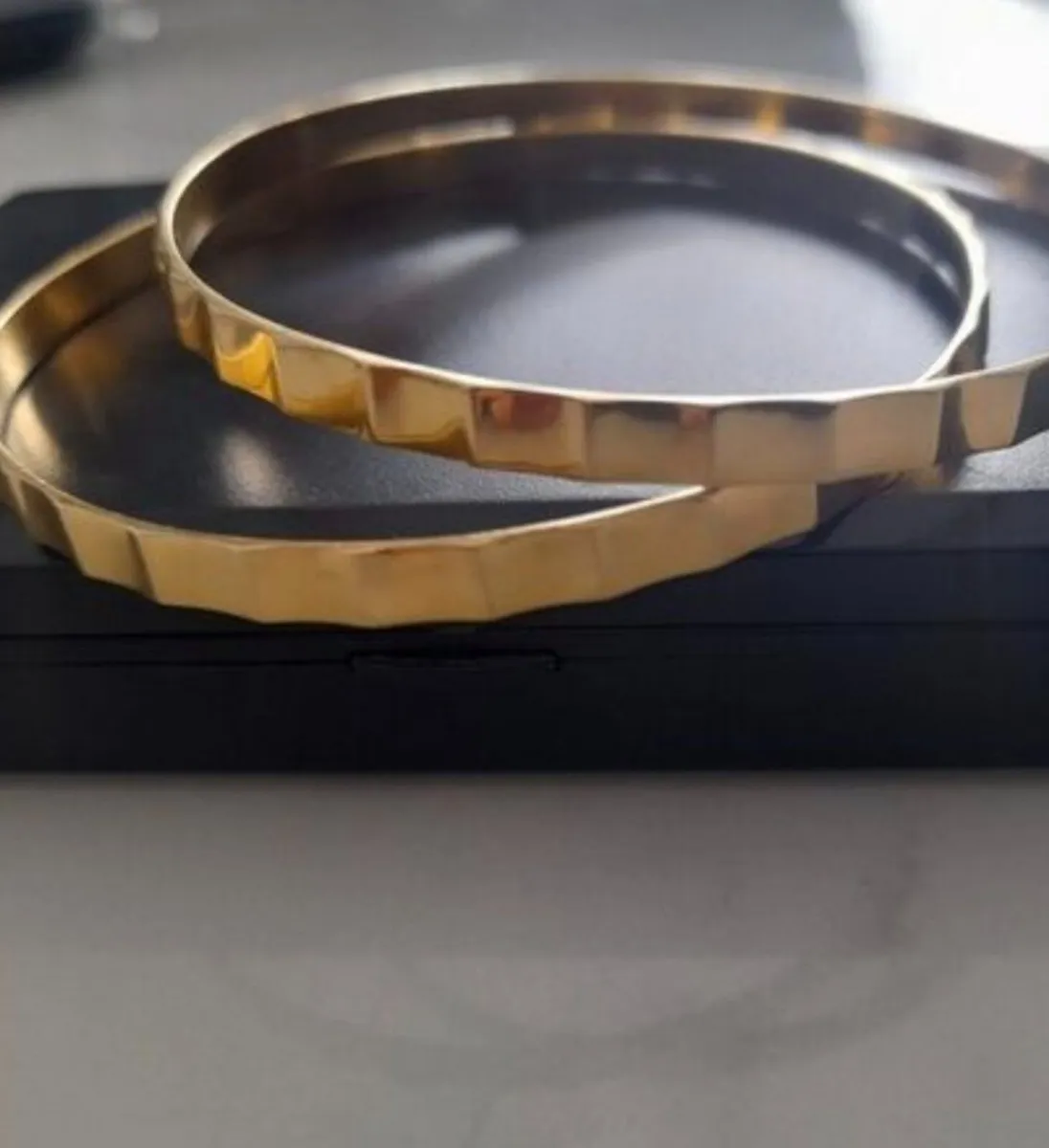 18 ct pair of bangles - Image 3
